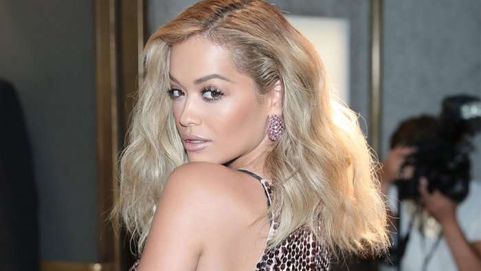 Pas Kim Kardashian, Rita Ora guxon me tendencën e re të toneve të syve