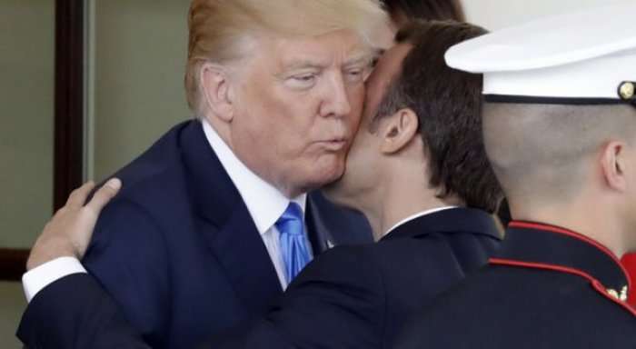 Puthja franceze: Si e çarmatosi Emanuel Macron Donald Trumpin