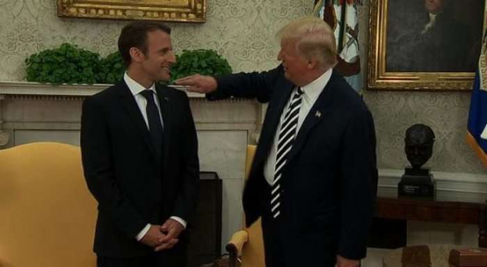 Trump e tepron duke treguar se është i afërt me Macronin, ia fshin zbokthin nga xhaketa (Video)
