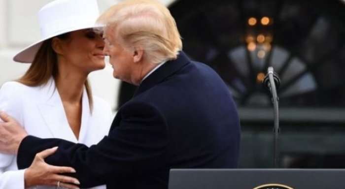 Momenti më i sikletshëm mes Donald dhe Melania Trump