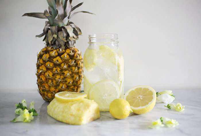 Lëngu i shijshëm me limon e ananas kundër dhimbjeve në këmbë