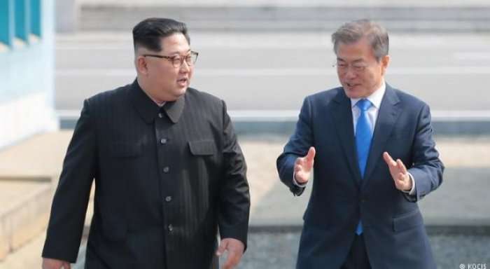 Mësohet se çfarë biseduan dy liderët koreanë gjatë shtrëngimit të duarve