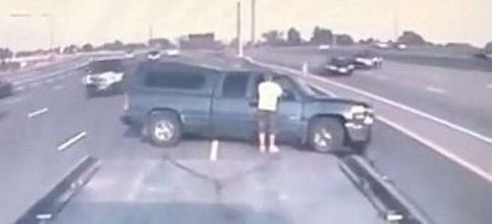 Pamje 'tronditëse':Makina përplaset me kamion (Video)