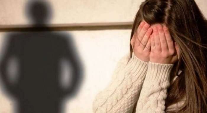 E tmerrshme: Nëna shqiptare tenton të vrasë dy vajzat e mitura