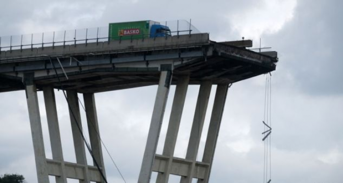 Vazhdojnë përpjekjet për shpëtim pas shembjes së urës në Itali