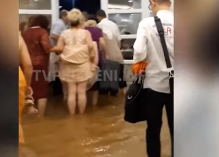 Ndodh edhe kjo: Ndërprehet dasma në Suharekë, vërshohet salla nga uji (Video)