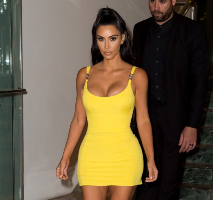 Shkëlqen me mini-fustan të verdhë 