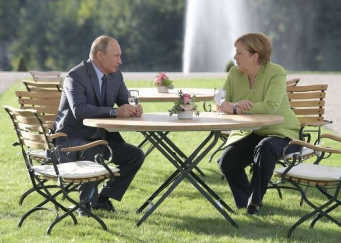 Merkel e Putin zgjedhin natyrën “për të qarë hallet e botës”