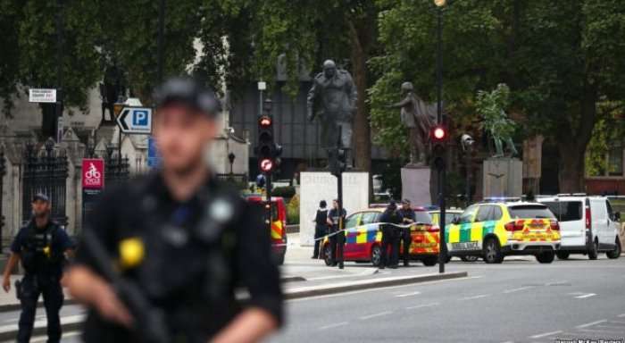 Personi që goditi kalimtarët para Parlamentit britanik, akuzohet për tentim-vrasje