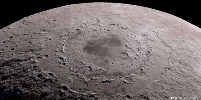 Shkencëtarët zbulojnë akull në sipërfaqen e Hënës