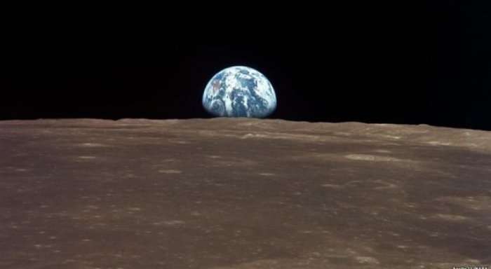 Hëna lindi brenda avullimit të Tokës