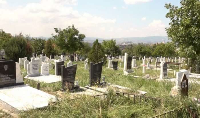 Qytetarët vazhdojnë traditën e vizitave te varrezat e të afërmve për Kurban-Bajram