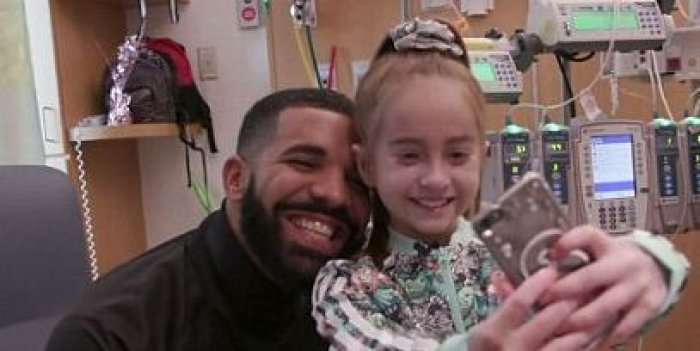 Vogëlushja e vogël mbeti pa fjalë, pasi artisti Drake e befason atë në spital (Video)