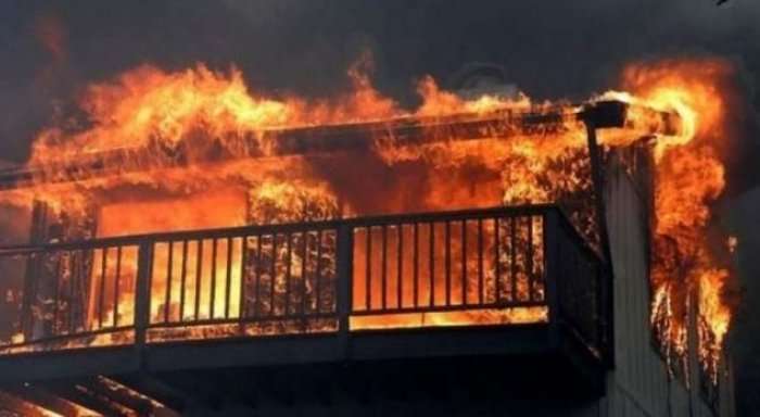 Zjarri shkrumbon banesat e 6 familjeve, banorët ishin në gjumë