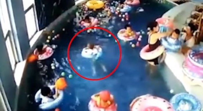E tmerrshme: 3-vjeçari gati mbytet në ujë pasi i mbetet koka poshtë për 2 minuta (Video)