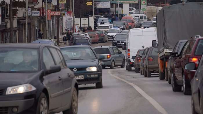 Ndalimi i qarkullimit të veturave, krijon kaos në kryeqytet (Foto/Video)