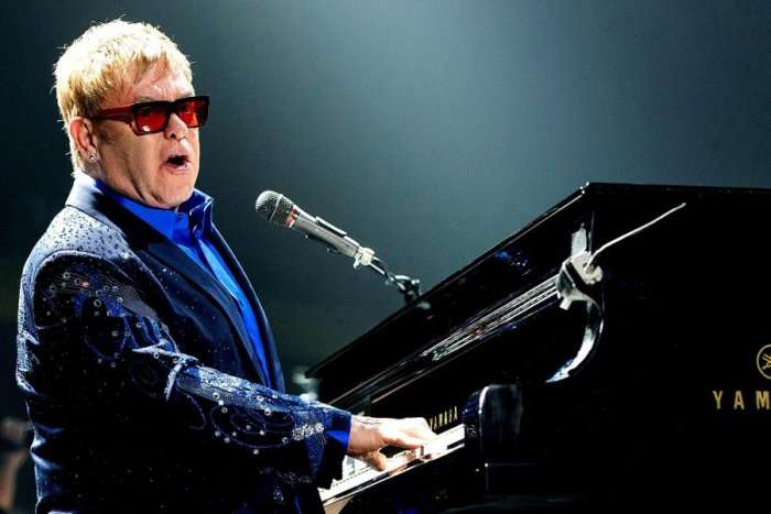 Elton John anulon koncertet për dasmën mbretërore