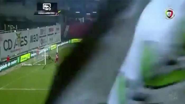 Flamuri gjigant i tifozëve të Boavistas pengoi VAR-in dhe anulimin e një goli nga pozita jashtë loje