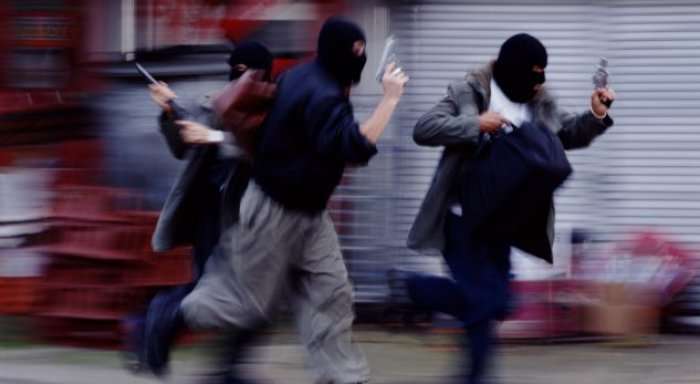 Grabitet postieri në Fushë Kosovë nga tre persona të armatosur dhe me maska