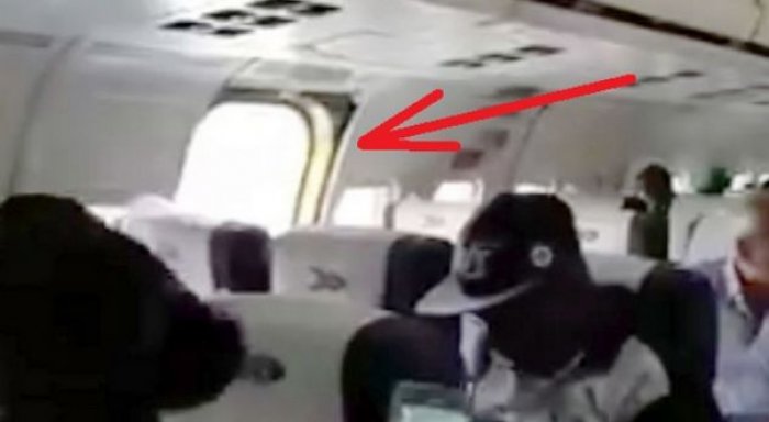 Ndodh edhe kjo, avioni fluturon me derë hapur (VIDEO)