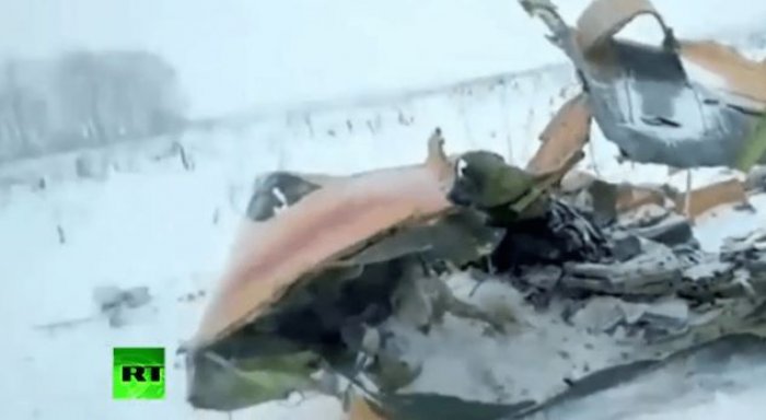 Pamje nga vendi i rrëzimit të aeroplanit në Rusi (VIDEO)
