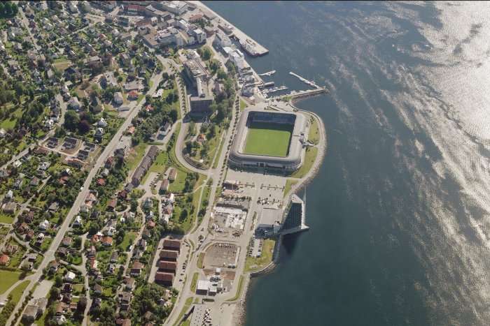 Ka shumë stadiume të bukura në botë, por ai i Moldes është një nivel tjetër