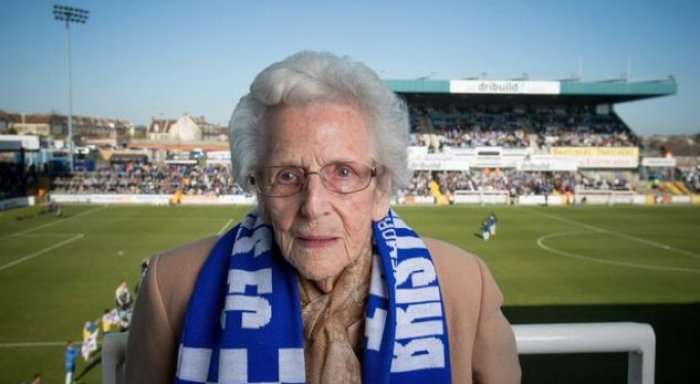 103 vjeçarja që përcjellë çdo ndeshje të skuadrës angleze