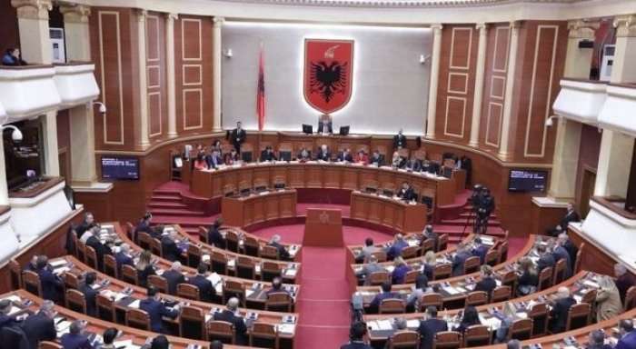 Kush është deputeti shqiptar që priten t’i publikohen video-mesazhe erotike