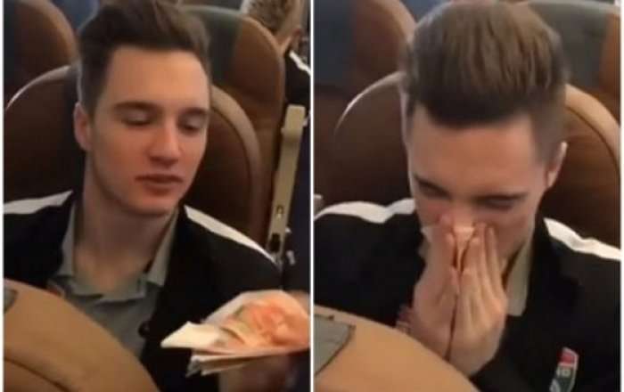 Futbollisti rus fshinë hundët me kartëmonedha, kritikat në rrjetet sociale e mbysin (Video)