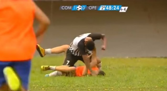 Futbollisti rrah djalin që mbledh topat, po festonte golin (VIDEO)