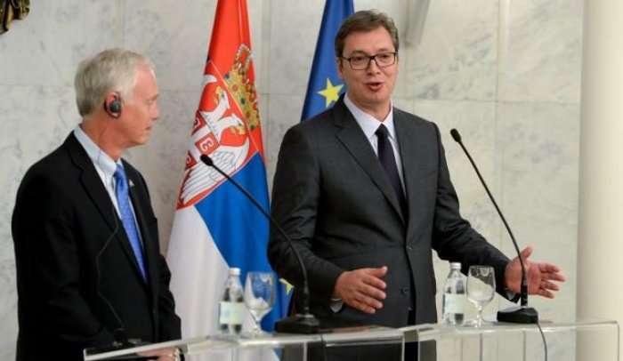 Senatori Johnson sot në Kosovë, a do ta përcjellë lutjen e Vuçiqit për shqiptarët