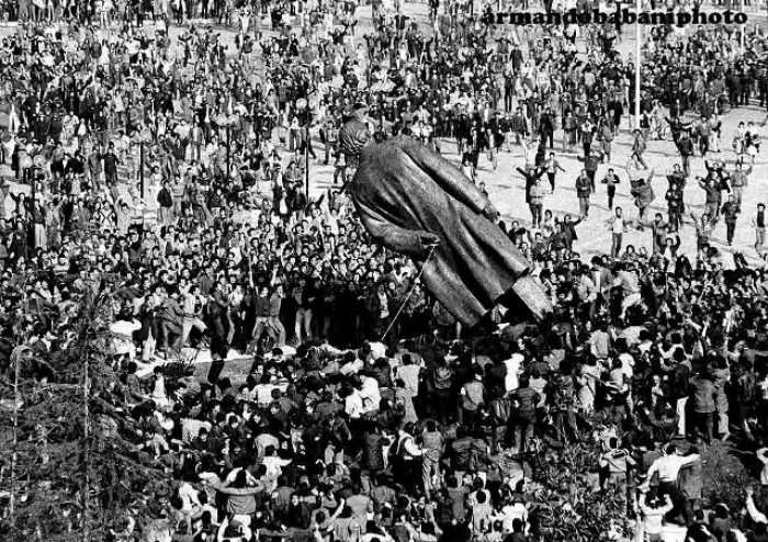 27 vjet nga rrëzimi i bustit të Enver Hoxhës