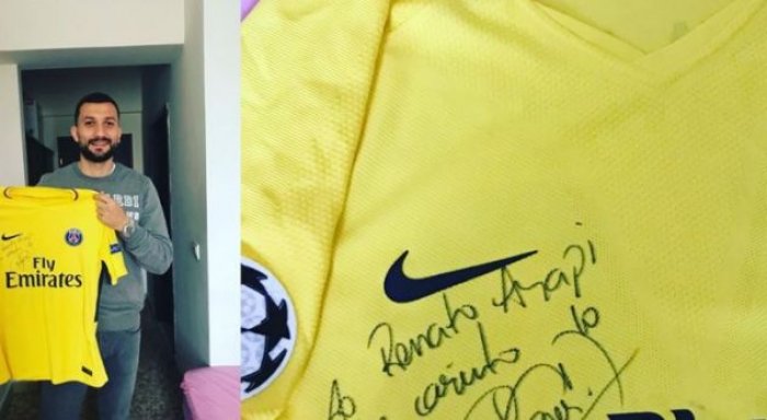 Neymar dhuratë fanellën e tij ish-lojtarit të Kombëtares