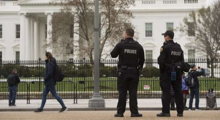 Bllokohet Shtëpia e Bardhë, një veturë përplaset për pengesat e sigurisë