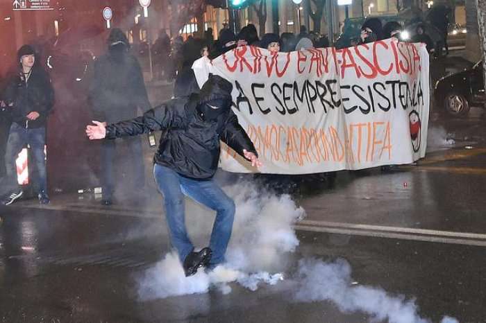 Përleshje gjatë një tubimi elektoral në Torino