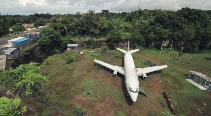 Avioni “parkon” mes pemëve, mister rrethanat