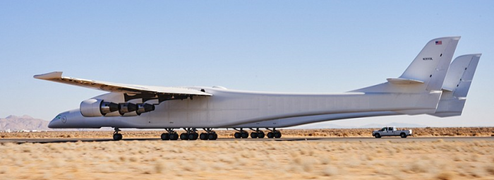 Ky është aeroplani më i madh në botë, me krahë të gjatë sa një fushë futbolli (Foto/Video)