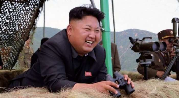 Kim Jong-un për Vitin e Ri e kërcënon Amerikën: Armët bërthamore po presin gishtin tim
