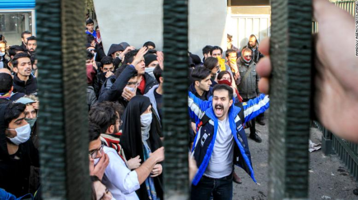 Vazhdojnë protestat antiqeveritare në Iran, dhjetëra të vdekur (Foto)