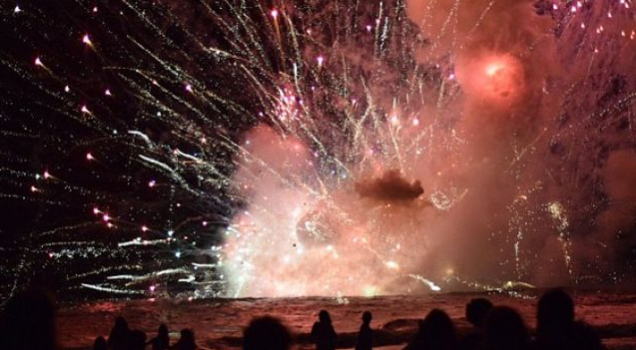 Shpërthimi i fishekzjarreve del nga kontrolli, varka përfshihet nga flakët (Video)