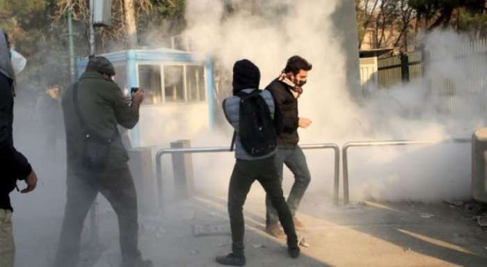Kush i nxiti protestat në Iran?