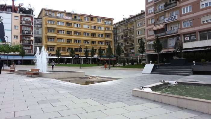 Përleshje në sheshin e Prishtinës, theren me thikë dy persona