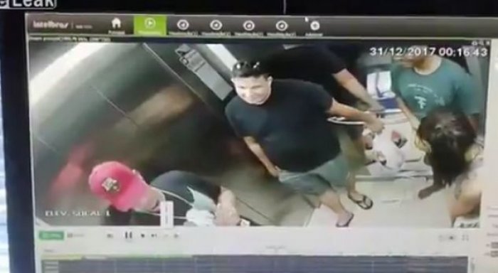 Betejë me armë zjarri brenda një lifti, kamera kap momentin (Video)