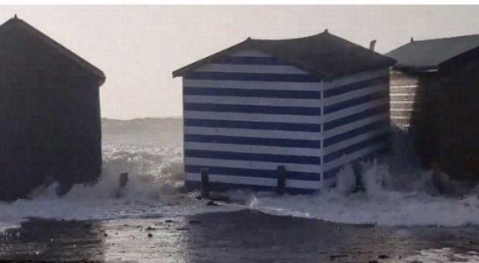 Stuhia e madhe në Britani dëmton edhe kasollet pranë plazhit