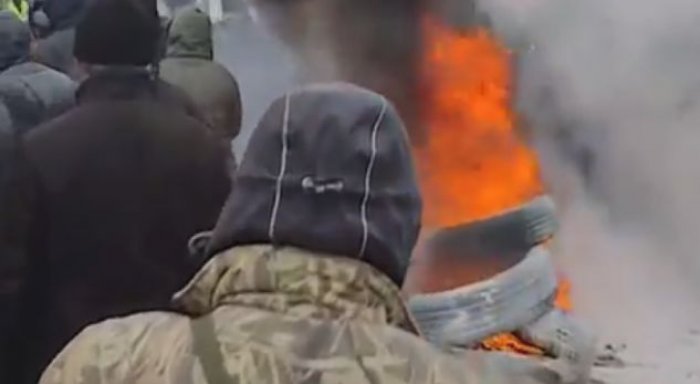 Përleshje ndërmjet protestuesve dhe policisë në Ukrainë (VIDEO)