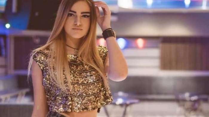 Një kopje e së ëmës, vajza e këngëtares shqiptare publikon foto provokuese