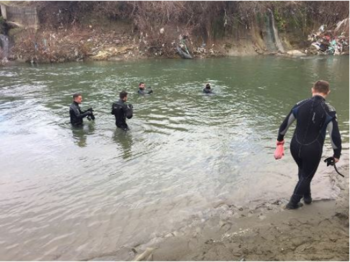 Vazhdojnë kërkimet për personin e hedhur në lumë para dy jave
