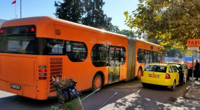 Aksident në Tiranë, autobusi i Kombinatit ‘harron’ të frenojë dhe merr para këmbësoren