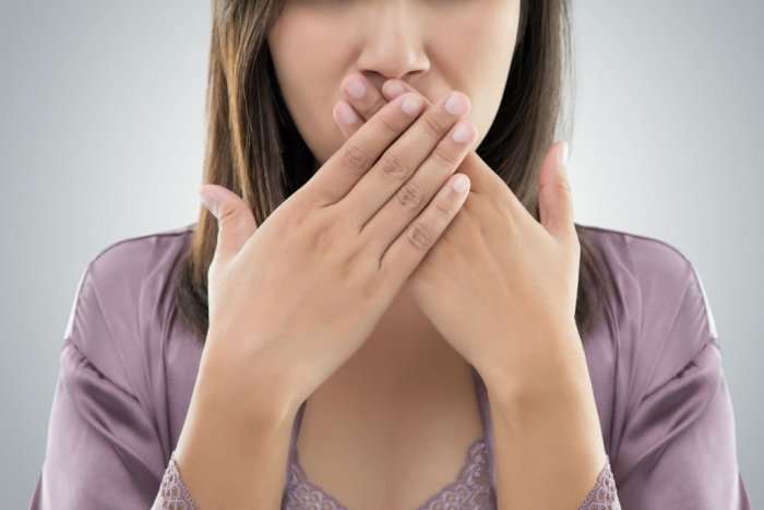 Aroma e keqe nga goja: Shkaktari i problemit që shumica prej nesh e harrojmë
