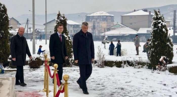 Thaçi përsëri shkon te varri i Rugovës, dikur e quante tradhtar